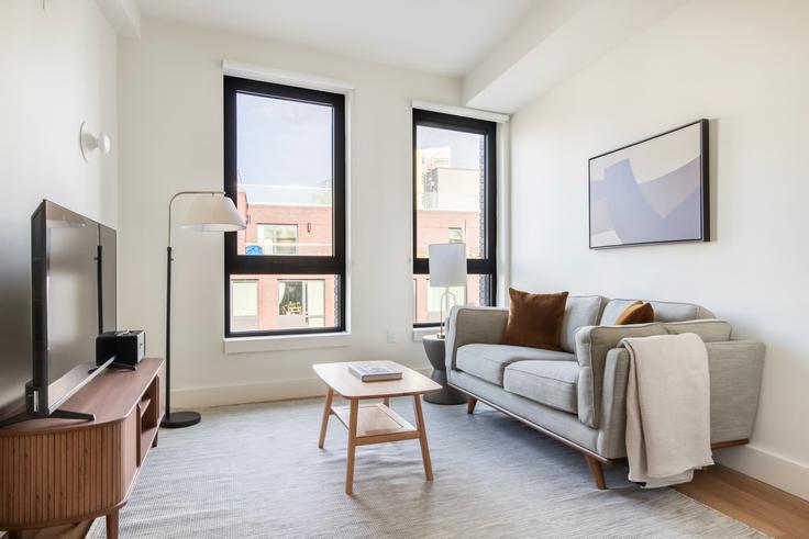 Brooklyn, New York 소재 Casa Hope 유닛에 마련된, 현대적인 가구로 꾸며진 우아한 디자인의 거실