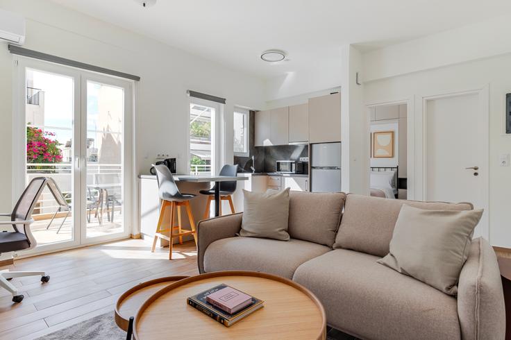 Salle de séjour élégante avec mobilier moderne dans un appartement à Theopompou 5 Athens à Central Athens, Athens Salle de séjour élégante avec mobilier moderne dans un appartement à Theopompou 5 Athens à Central Athens, Athens