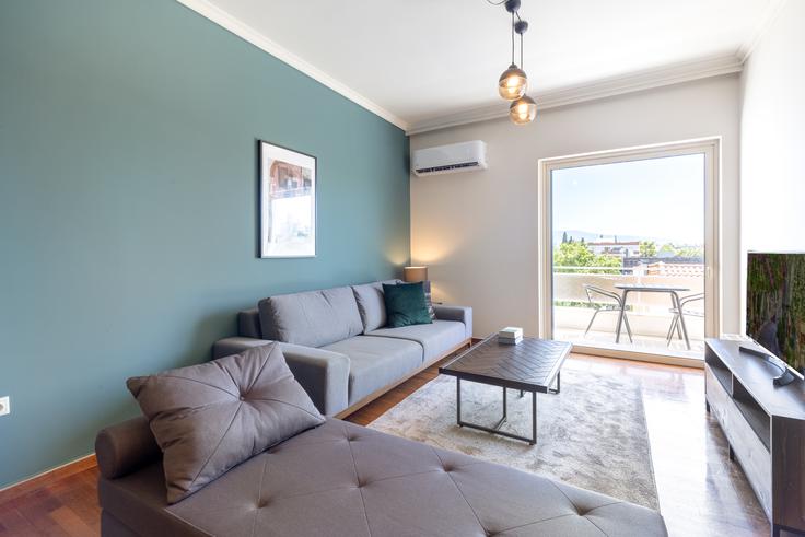 Sala de estar elegantemente projetada com móveis modernos em um apartamento no Acharnon em North Athens, Athens Sala de estar elegantemente projetada com móveis modernos em um apartamento no Acharnon em North Athens, Athens
