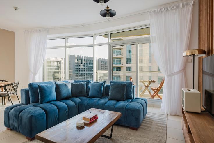 Sala de estar elegantemente projetada com móveis modernos em um apartamento no Burj views em Downtown Dubai, Dubai Sala de estar elegantemente projetada com móveis modernos em um apartamento no Burj views em Downtown Dubai, Dubai