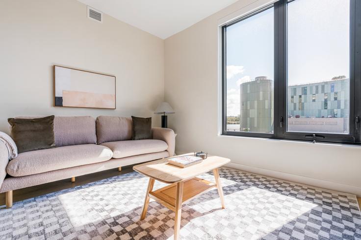 Salle de séjour élégante avec mobilier moderne dans un appartement à Vela at 1300 Yards à Washington, Washington
