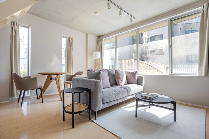 Shibuya, Tokyo에 위치한 Accorder Jingumae 아파트의 세련된 인테리어가 돋보이는 거실