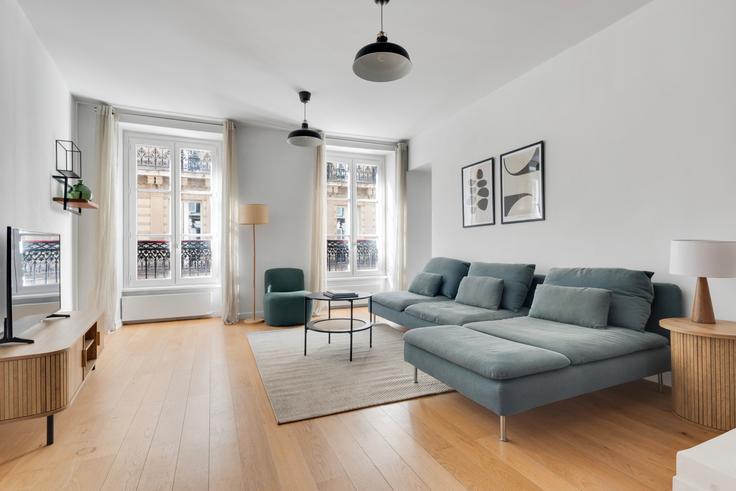 8th arrondissement, Paris에 위치한 Miromesnil 54 아파트의 세련된 인테리어가 돋보이는 거실 8th arrondissement, Paris에 위치한 Miromesnil 54 아파트의 세련된 인테리어가 돋보이는 거실