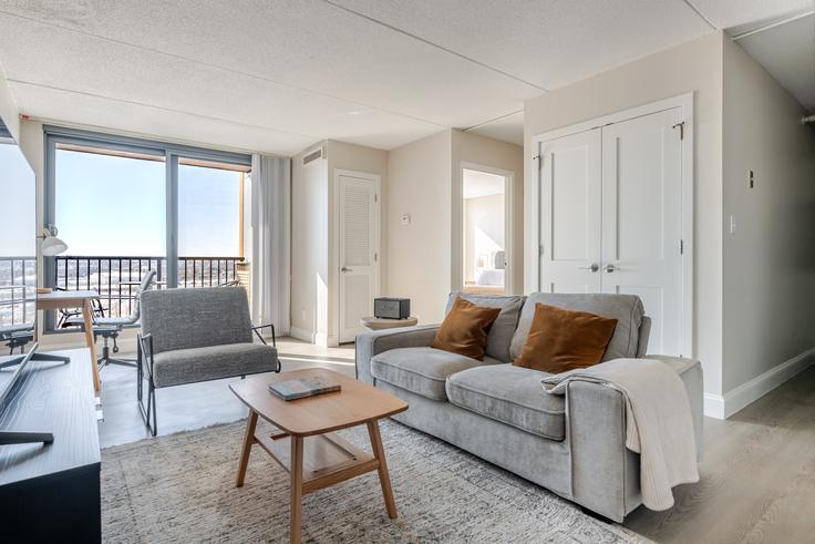 Cambridge, Cambridge에 위치한 Rivermark 유닛의 세련된 인테리어가 돋보이는 거실