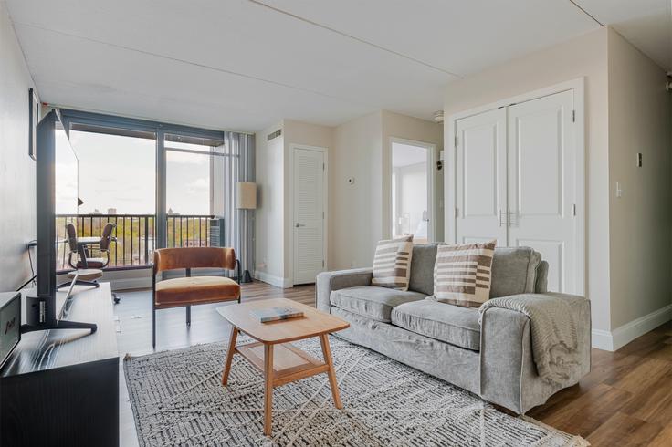 Sala de estar elegantemente projetada com móveis modernos em um apartamento no Rivermark em Cambridge, Cambridge