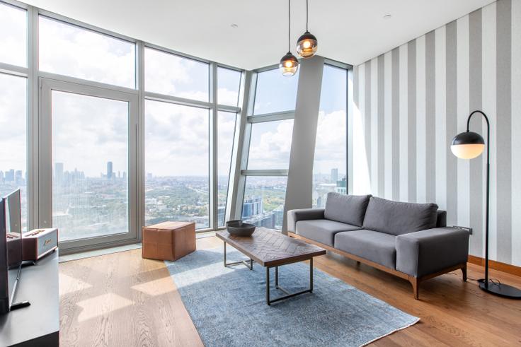 Elegante sala de estar con mobiliario moderno en un apartamento en Spine Tower en Maslak, Istanbul