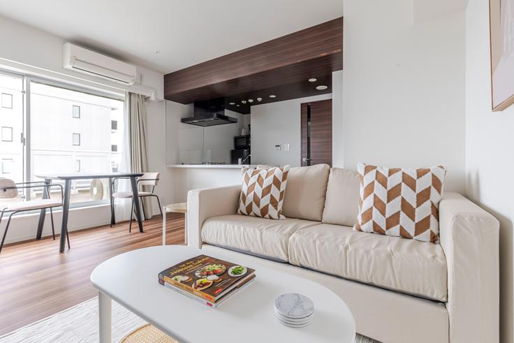 Taito City, Tokyo에 위치한 REALIZE ASAKUSAⅢ 유닛의 세련된 인테리어가 돋보이는 거실 Taito City, Tokyo에 위치한 REALIZE ASAKUSAⅢ 유닛의 세련된 인테리어가 돋보이는 거실