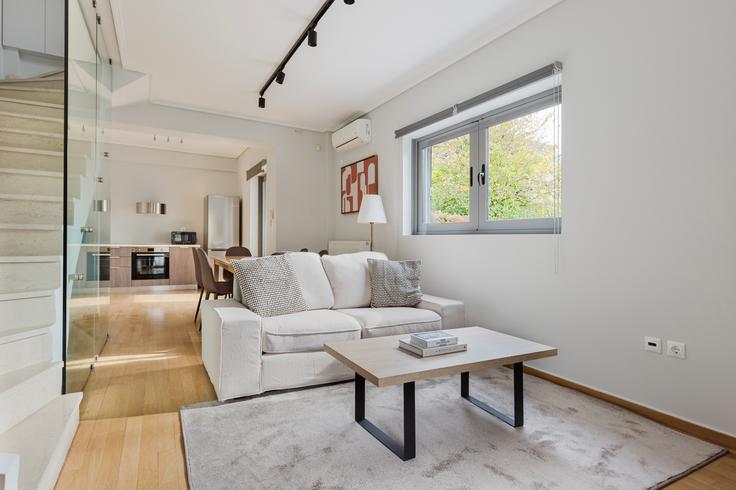 Salle de séjour élégante avec mobilier moderne dans un appartement à Mainandrou 5a, Kifisia à North Athens, Athens Salle de séjour élégante avec mobilier moderne dans un appartement à Mainandrou 5a, Kifisia à North Athens, Athens
