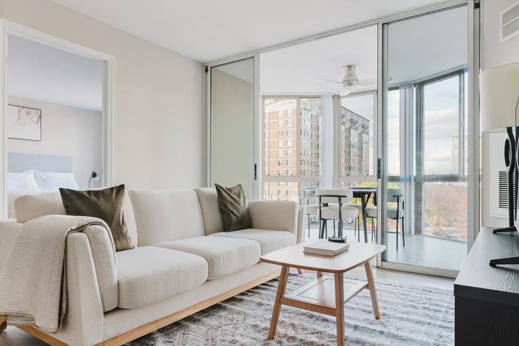 Washington WashingtonのMeridian at Gallery Placeのアパートメントにある、モダンな家具を備えたエレガントなデザインのリビングルーム Washington WashingtonのMeridian at Gallery Placeのアパートメントにある、モダンな家具を備えたエレガントなデザインのリビングルーム