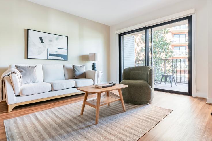 Salle de séjour élégante avec mobilier moderne dans un appartement à Courtland Park à Arlington, Arlington Salle de séjour élégante avec mobilier moderne dans un appartement à Courtland Park à Arlington, Arlington