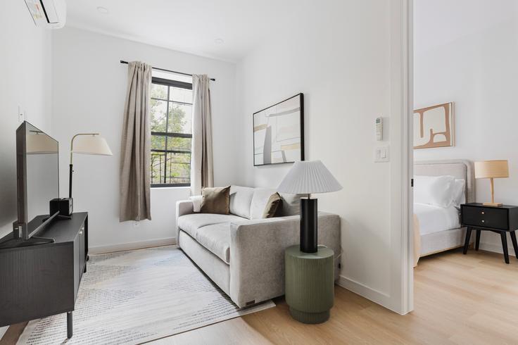 New York Brooklynの250 Union Avenueのアパートメントにある、モダンな家具を備えたエレガントなデザインのリビングルーム New York Brooklynの250 Union Avenueのアパートメントにある、モダンな家具を備えたエレガントなデザインのリビングルーム