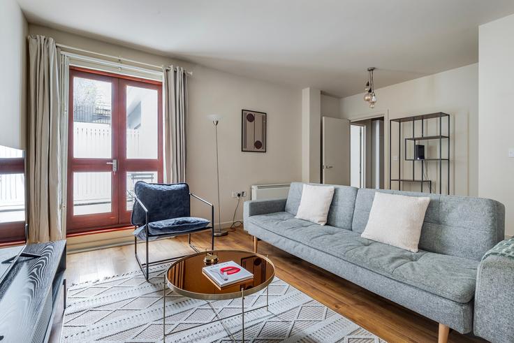 12–14 Calvin Street, London, E1 6NW adresindeki bir dairede modern mobilyalarla zarif bir şekilde tasarlanmış oturma odası London Borough of Tower Hamlets, London