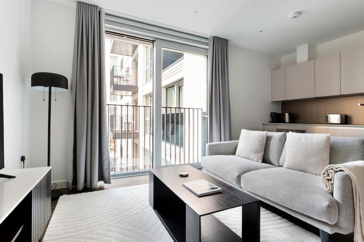 Bloom Nine Elms adresindeki bir dairede modern mobilyalarla zarif bir şekilde tasarlanmış oturma odası London Borough of Wandsworth, London