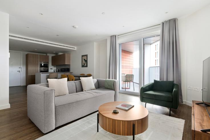 Bloom Nine Elms adresindeki bir dairede modern mobilyalarla zarif bir şekilde tasarlanmış oturma odası London Borough of Wandsworth, London