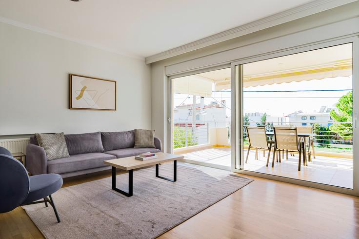 Elegante sala de estar con mobiliario moderno en un apartamento en Aidiniou III en South Athens, Athens