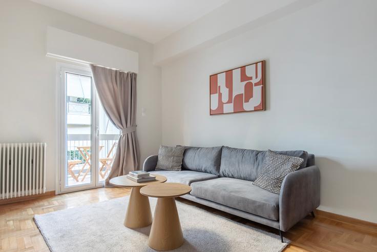 Central Athens, Athens 소재 Ilidos 12 Ampelokipoi 유닛에 마련된, 현대적인 가구로 꾸며진 우아한 디자인의 거실