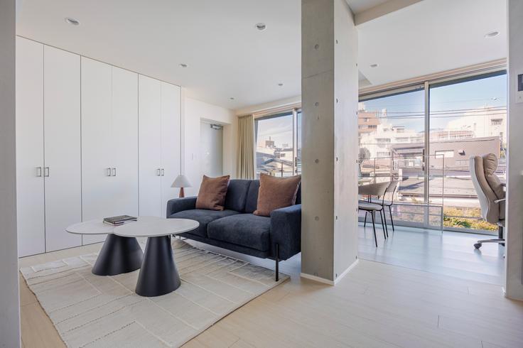 Minato City, Tokyo에 위치한 GrandStory Nishiazazu 아파트의 세련된 인테리어가 돋보이는 거실