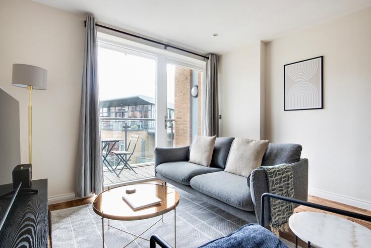 Elegante sala de estar con mobiliario moderno en un apartamento en Veridian Apartments, 75 Battersea Park Road, SW8 4DA en London Borough of Wandsworth, London