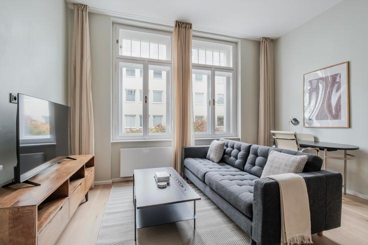 Sala de estar elegantemente projetada com móveis modernos em um apartamento no U Kanálky 1441/7 em Prague 2, Prague Sala de estar elegantemente projetada com móveis modernos em um apartamento no U Kanálky 1441/7 em Prague 2, Prague