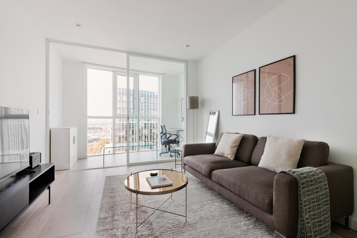 Sky Gardens, 155 Wandsworth Rd, London SW8 2FW adresindeki bir dairede modern mobilyalarla zarif bir şekilde tasarlanmış oturma odası London Borough of Lambeth, London