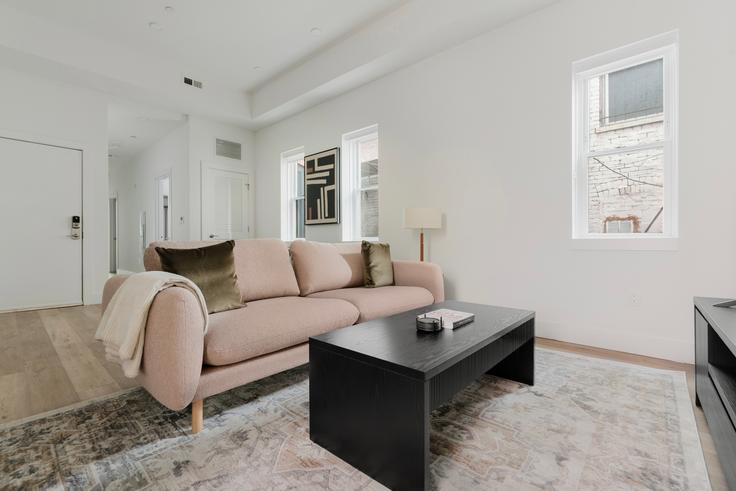 Salle de séjour élégante avec mobilier moderne dans un appartement à The Providence à Washington, Washington Salle de séjour élégante avec mobilier moderne dans un appartement à The Providence à Washington, Washington