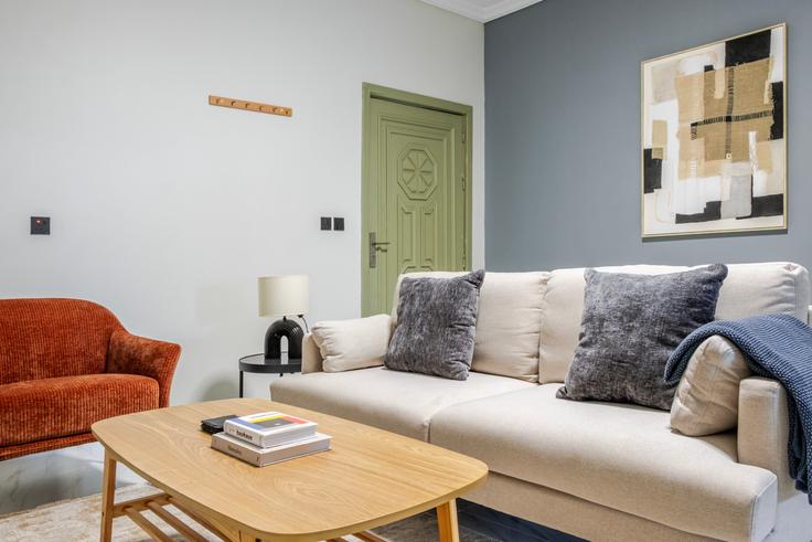 Jeddah Jeddahの3585 Turath Al hadarahのアパートメントにある、モダンな家具を備えたエレガントなデザインのリビングルーム