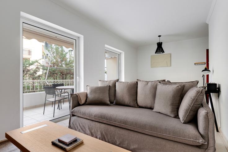 Dervenakion 10, Marousi adresindeki bir dairede modern mobilyalarla zarif bir şekilde tasarlanmış oturma odası North Athens, Athens