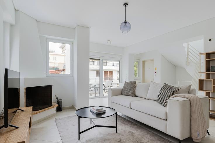 Athens North AthensのSachtouri 25, Chalandriのアパートメントにある、モダンな家具を備えたエレガントなデザインのリビングルーム Athens North AthensのSachtouri 25, Chalandriのアパートメントにある、モダンな家具を備えたエレガントなデザインのリビングルーム