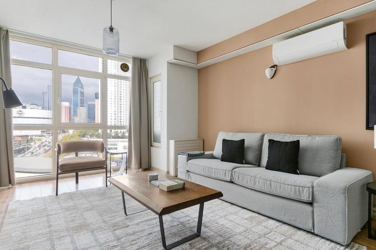 Elegant gestaltetes Wohnzimmer mit moderner Einrichtung in einer Wohnung im Ağaoğlu My World Suncity in Ataşehir, İstanbul