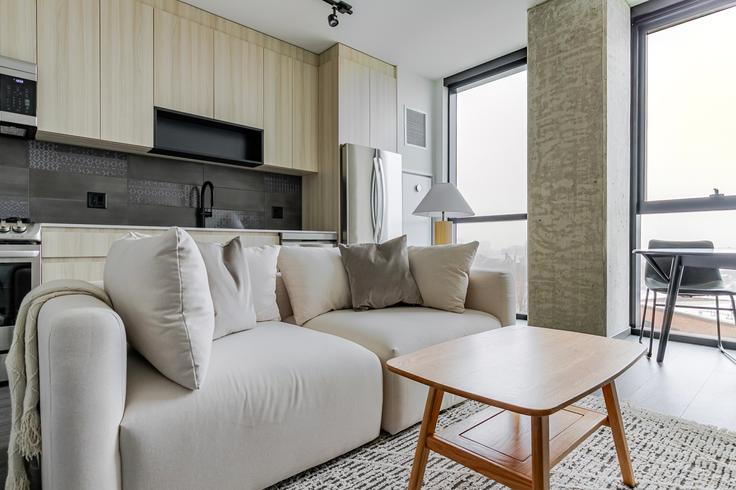 Chicago, Chicago 소재 Parq Fulton 유닛에 마련된, 현대적인 가구로 꾸며진 우아한 디자인의 거실