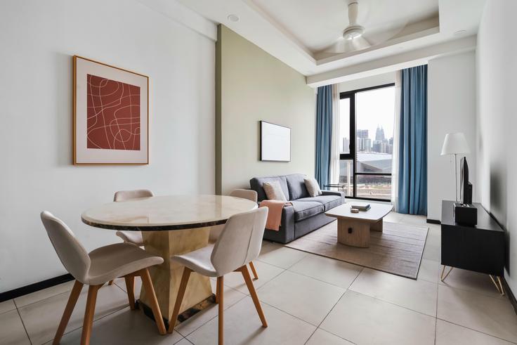 Kampung Attap, Kuala Lumpur에 위치한 Opus Residences, Tower 1 아파트의 세련된 인테리어가 돋보이는 거실 Kampung Attap, Kuala Lumpur에 위치한 Opus Residences, Tower 1 아파트의 세련된 인테리어가 돋보이는 거실