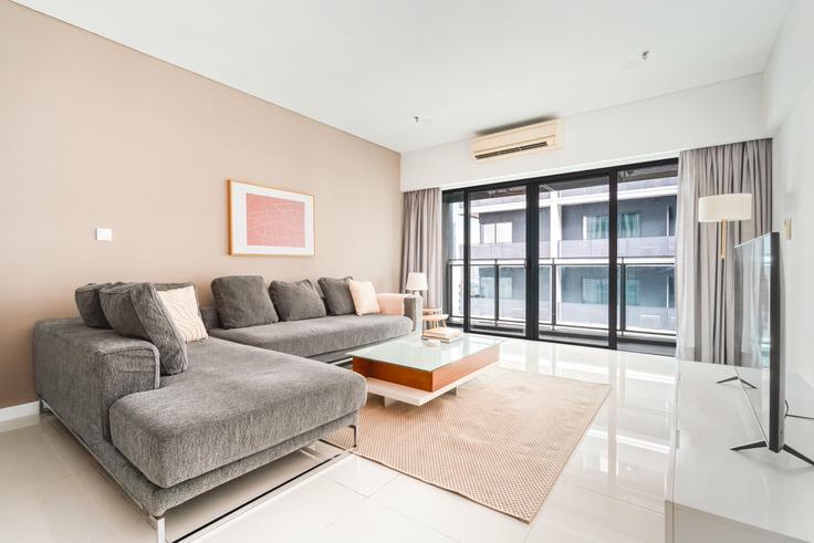 Kampung Baru, Kuala Lumpur에 위치한 Mercu Summer Suites, Tower A 아파트의 세련된 인테리어가 돋보이는 거실 Kampung Baru, Kuala Lumpur에 위치한 Mercu Summer Suites, Tower A 아파트의 세련된 인테리어가 돋보이는 거실