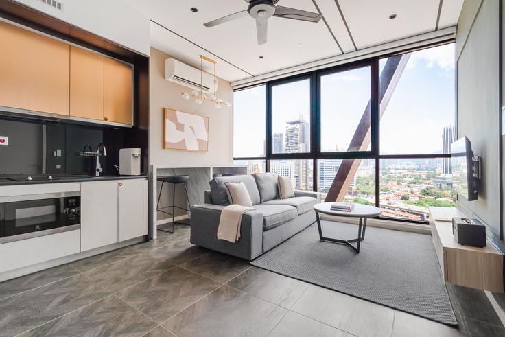 Kuala Lumpur City Centre, Kuala Lumpur에 위치한 Scarletz Suites @ KL City Centre 아파트의 세련된 인테리어가 돋보이는 거실 Kuala Lumpur City Centre, Kuala Lumpur에 위치한 Scarletz Suites @ KL City Centre 아파트의 세련된 인테리어가 돋보이는 거실