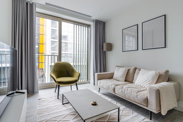 Salle de séjour élégante avec mobilier moderne dans un appartement à Coppermaker Square, 3 Cherry Park Lane, London, E20 1NR à London Borough of Newham, London Salle de séjour élégante avec mobilier moderne dans un appartement à Coppermaker Square, 3 Cherry Park Lane, London, E20 1NR à London Borough of Newham, London
