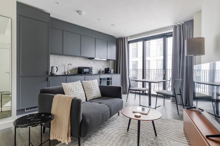 Sala de estar elegantemente projetada com móveis modernos em um apartamento no Coppermaker Square, 3 Cherry Park Lane, London, E20 1NR em London Borough of Newham, London