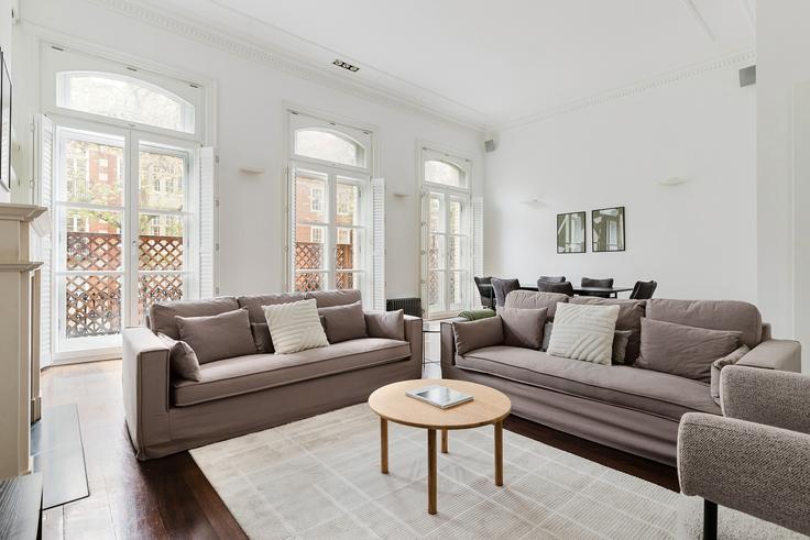 Elegant gestaltetes Wohnzimmer mit moderner Einrichtung in einer Wohnung im Apartment in Royal Borough of Kensington and Chelsea, London