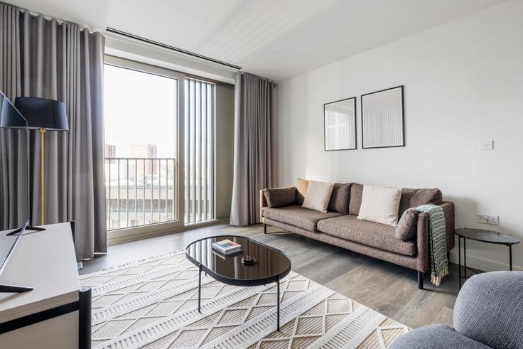Sala de estar elegantemente projetada com móveis modernos em um apartamento no Coppermaker Square, 3 Cherry Park Lane, London, E20 1NR em London Borough of Newham, London