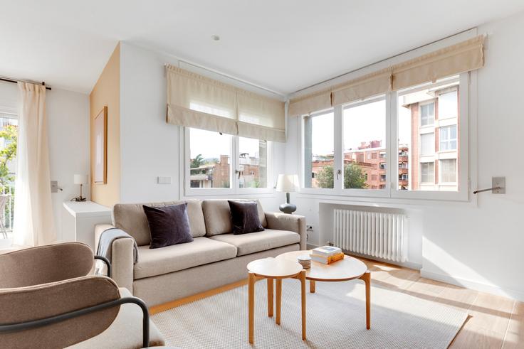 Salle de séjour élégante avec mobilier moderne dans un appartement à Escoles Pies 90 à Sarrià-Sant Gervasi, Barcelona
