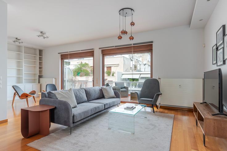 Patriarchou Ioakim 48 adresindeki bir dairede modern mobilyalarla zarif bir şekilde tasarlanmış oturma odası Central Athens, Athens