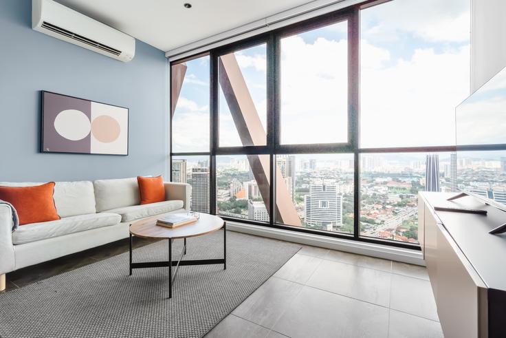 Kuala Lumpur City Centre, Kuala Lumpur에 위치한 Scarletz Suites @ KL City Centre 아파트의 세련된 인테리어가 돋보이는 거실 Kuala Lumpur City Centre, Kuala Lumpur에 위치한 Scarletz Suites @ KL City Centre 아파트의 세련된 인테리어가 돋보이는 거실