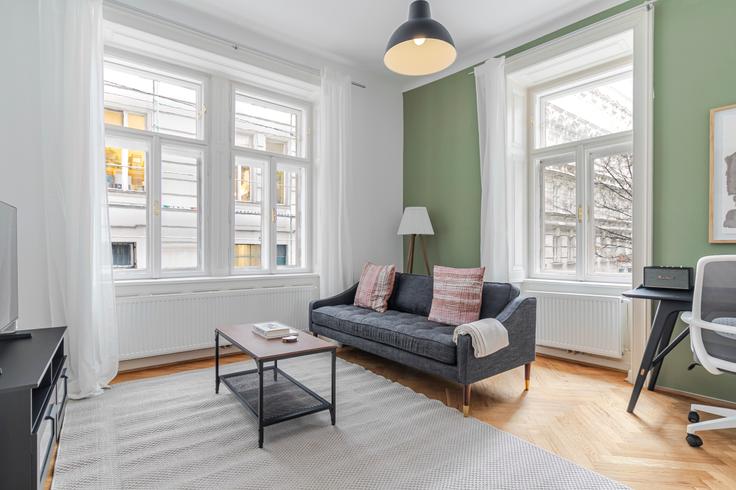 Elegante sala de estar con mobiliario moderno en un apartamento en Gardegasse 9 en Vienna, Vienna