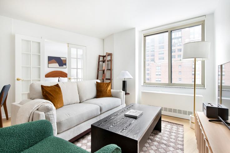 Manhattan, New York 소재 Tribeca Park 유닛에 마련된, 현대적인 가구로 꾸며진 우아한 디자인의 거실