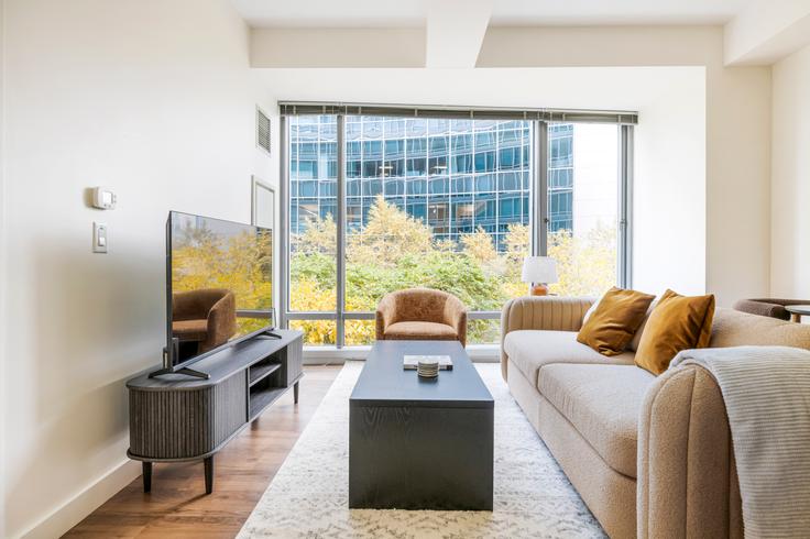 Elegante sala de estar con mobiliario moderno en un apartamento en Van Ness en Boston, Boston