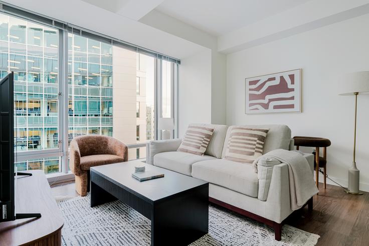 Salle de séjour élégante avec mobilier moderne dans un appartement à Van Ness à Boston, Boston Salle de séjour élégante avec mobilier moderne dans un appartement à Van Ness à Boston, Boston