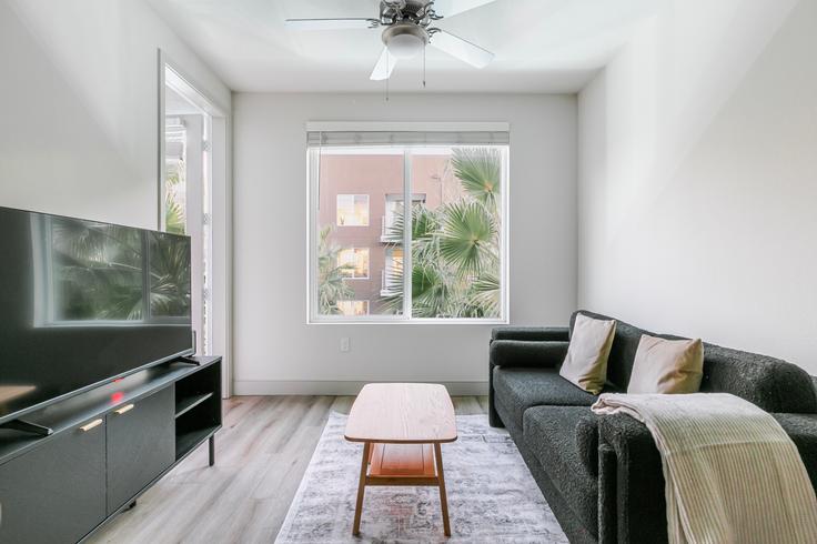 Sala de estar elegantemente projetada com móveis modernos em um apartamento no Embark Apartments em Fremont, Fremont