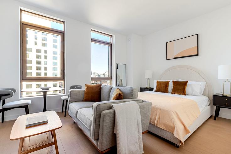 Elegante sala de estar con mobiliario moderno en un apartamento en Three Williamsburg Wharf en Brooklyn, New York