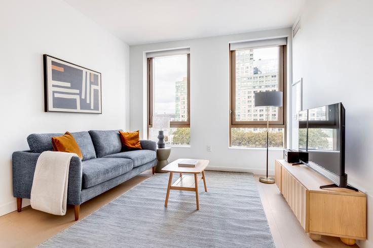 Salle de séjour élégante avec mobilier moderne dans un appartement à Two Williamsburg Wharf à Brooklyn, Brooklyn Salle de séjour élégante avec mobilier moderne dans un appartement à Two Williamsburg Wharf à Brooklyn, Brooklyn