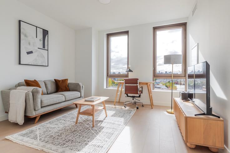 Salle de séjour élégante avec mobilier moderne dans un appartement à Two Williamsburg Wharf à Brooklyn, Brooklyn Salle de séjour élégante avec mobilier moderne dans un appartement à Two Williamsburg Wharf à Brooklyn, Brooklyn