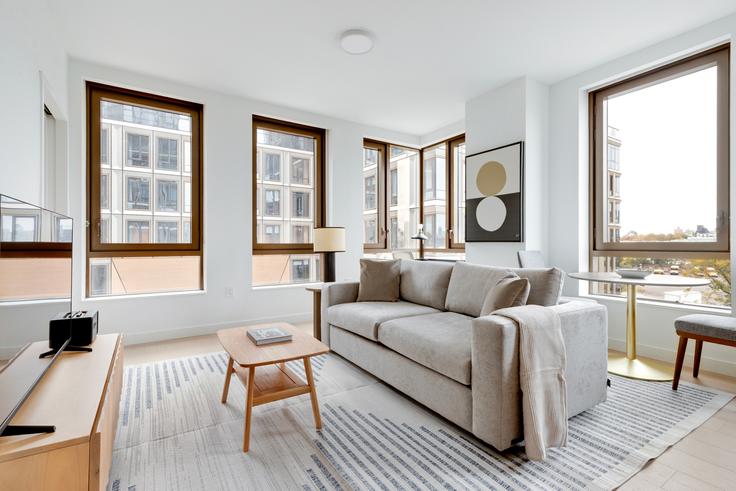 Salle de séjour élégante avec mobilier moderne dans un appartement à Two Williamsburg Wharf à Brooklyn, Brooklyn Salle de séjour élégante avec mobilier moderne dans un appartement à Two Williamsburg Wharf à Brooklyn, Brooklyn