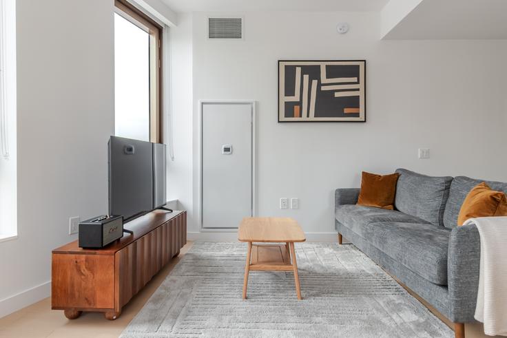 Brooklyn, New York에 위치한 Three Williamsburg Wharf 유닛의 세련된 인테리어가 돋보이는 거실